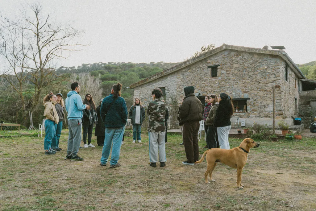 Equipo de Back to the Roots trabajando en un proyecto en plena naturaleza